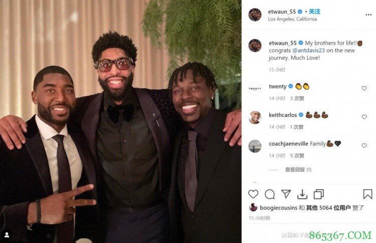 摩尔晒自己与霍勒迪&浓眉在婚礼上合影 考辛斯点赞