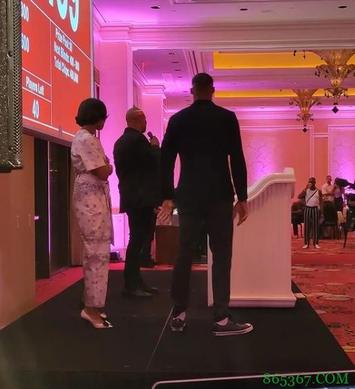 人菜瘾大~ 威少基金会举办慈善扑克赛  自己早早被淘汰?