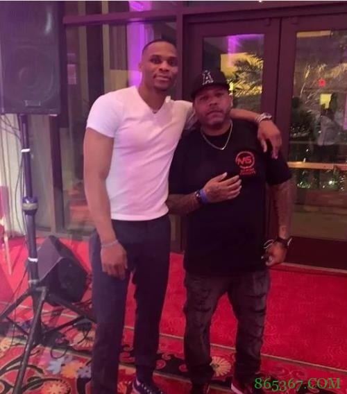 人菜瘾大~ 威少基金会举办慈善扑克赛  自己早早被淘汰?