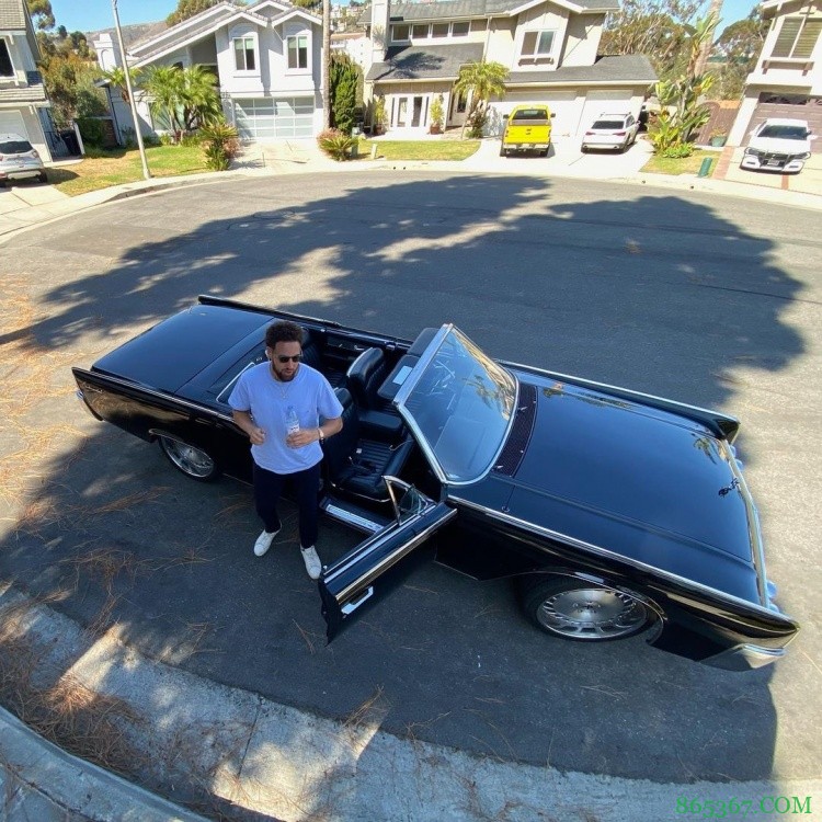 喝的啥？克莱更新社媒晒出自己与爱车的合照