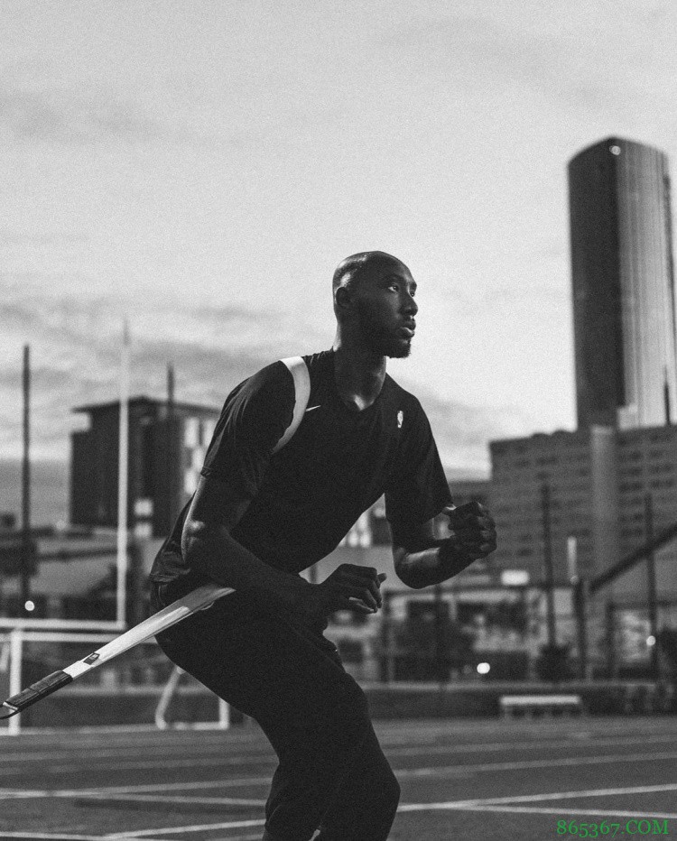 小巨人!法尔社媒晒最新训练照:从你所做的事情中寻找乐趣