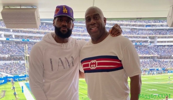 魔术师转发和詹姆斯的合影：合计9个总冠军&7个MVP&7个FMVP