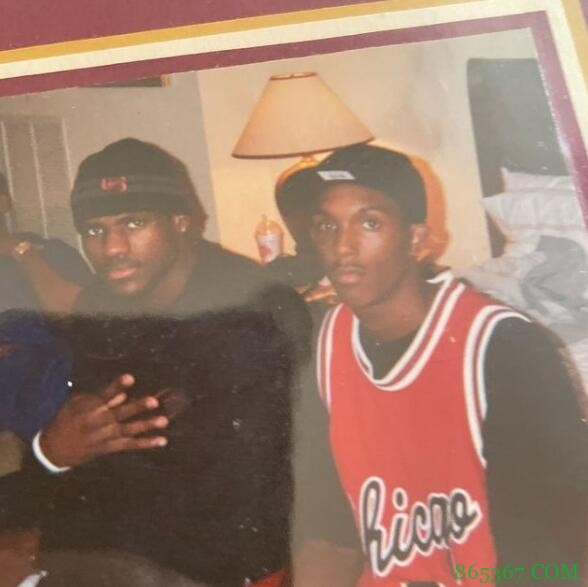 青涩时期!路威晒高中时与詹姆斯合照