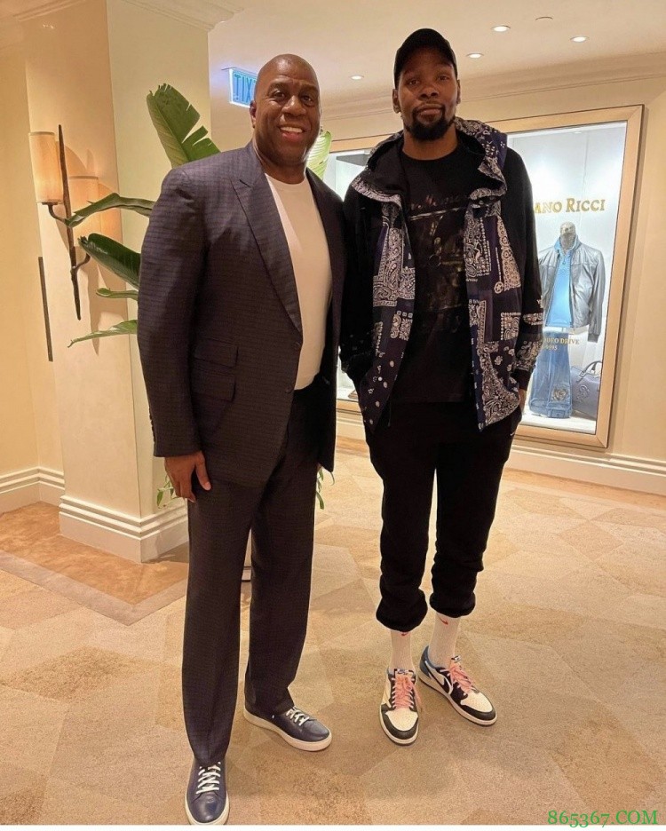 魔术师晒与杜兰特合影:当今联盟无法阻挡的最强进攻火力点