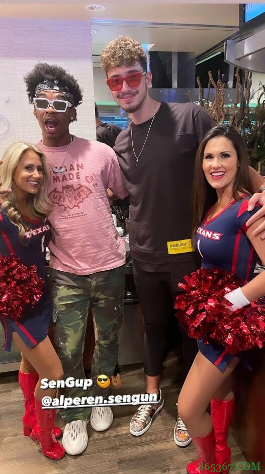 火箭新秀克里斯托弗&萨古观看德州人比赛 与啦啦队成员合影