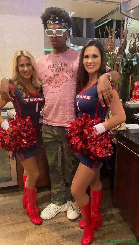 火箭新秀克里斯托弗&萨古观看德州人比赛 与啦啦队成员合影