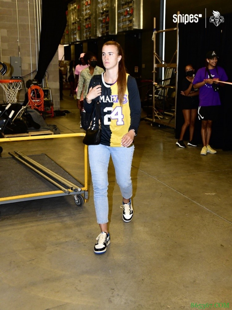 WNBA季后赛 20年状元约内斯库身穿定制服饰缅怀Gigi&科比