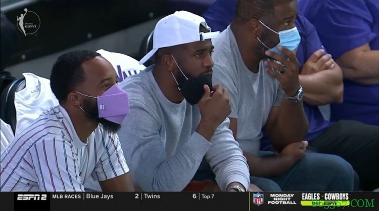 助阵同城球队!克里斯-保罗观战WNBA菲尼克斯水星VS纽约自由人