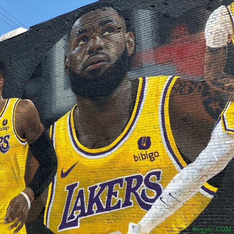 詹姆斯点赞三巨头壁画:我要去看看!!??????