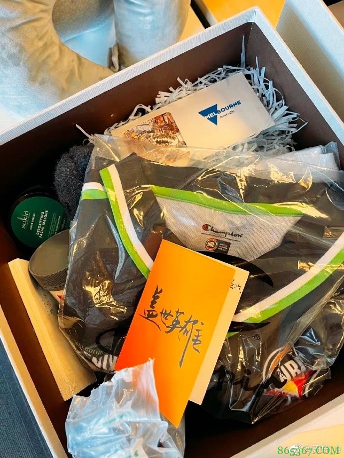 周琦收到澳洲NBL所送礼物：一件凤凰队球衣&卡片写着“盖世英雄”