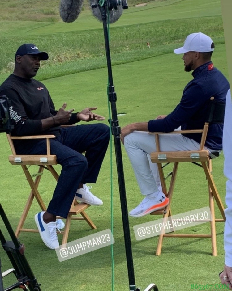 Two GOATs!库里参与高尔夫转播 期间偶遇乔丹