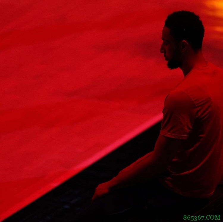 有消息？本-西蒙斯昨日现身丹佛莱克伍德市一餐厅