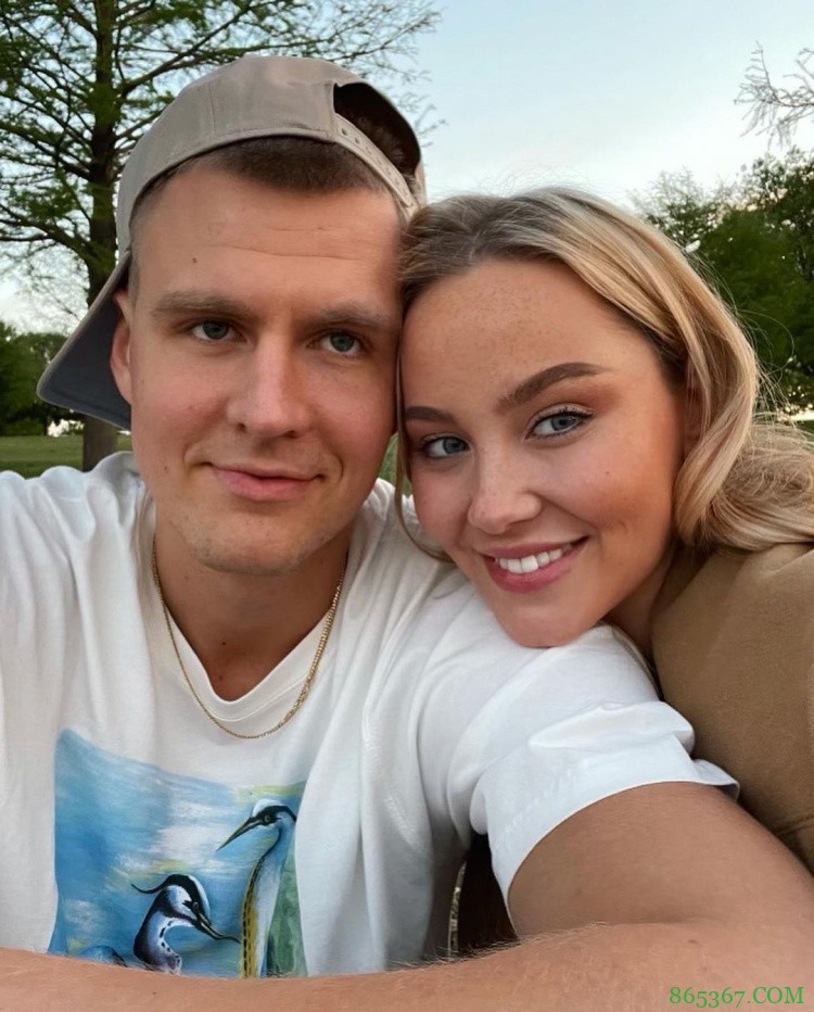 俊男靓女！波尔津吉斯晒和小三岁的女友合照