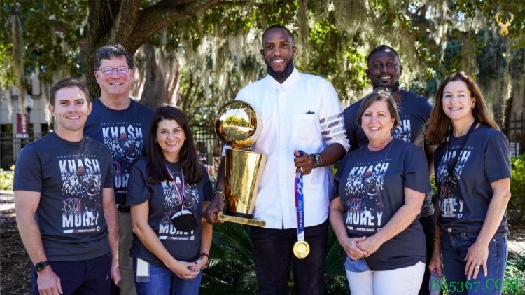 衣锦还乡！米德尔顿带总冠军奖杯和奥运金牌回到母校