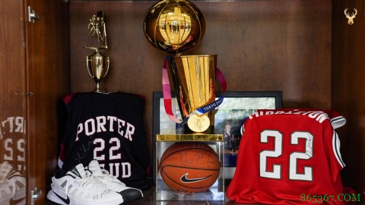 衣锦还乡！米德尔顿带总冠军奖杯和奥运金牌回到母校