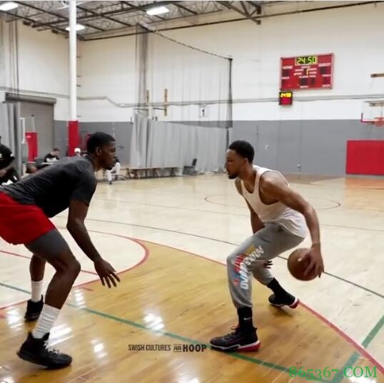 西蒙斯与沃尔&乔-约翰逊&杰伦-布朗一起训练 里突外投很有准头