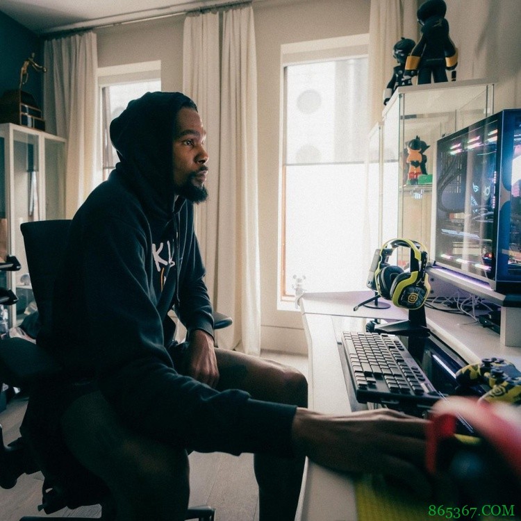 游戏装备有丶齐全!摄影师晒杜兰特电脑桌前照片