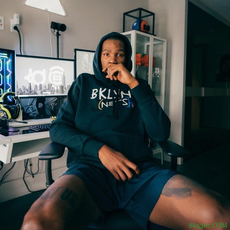 游戏装备有丶齐全!摄影师晒杜兰特电脑桌前照片