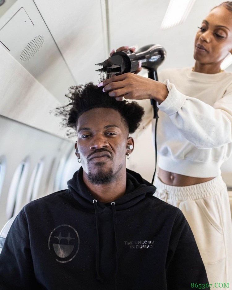 全新发型！巴特勒晒专机上理发与前后对比照