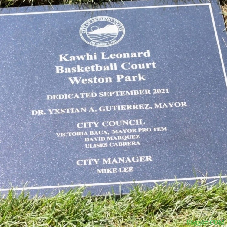 莱昂纳德与赞助商一起修建了一座以自己命名的球场