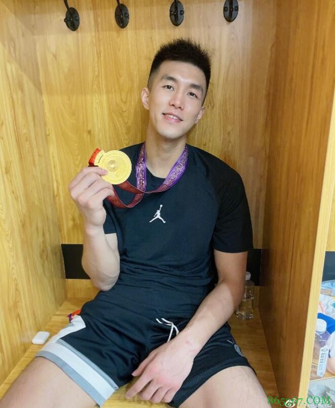 郭艾伦晒图:四年前同样的姿势 不同的是好像越来越帅气了腻