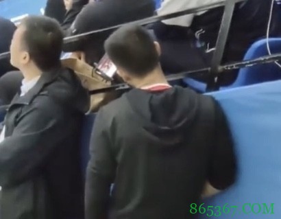 三人男篮决赛现场 高诗岩借观众手机 疑似在看辽宁vs广东