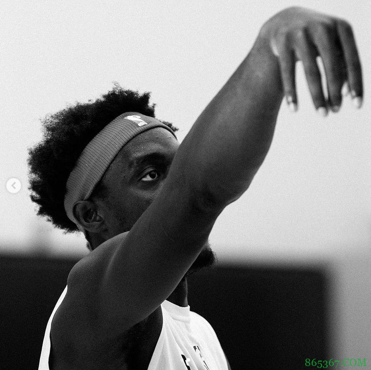 西亚卡姆晒训练照:只要努力且有耐心 没有什么是不可能的