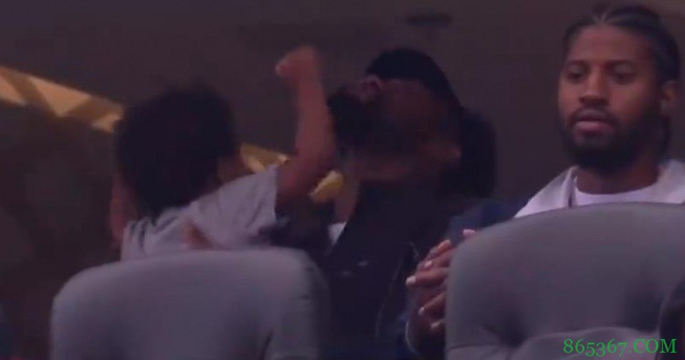 乔治&小卡观战公羊VS海盗 后者被怀中宝宝不停拍打