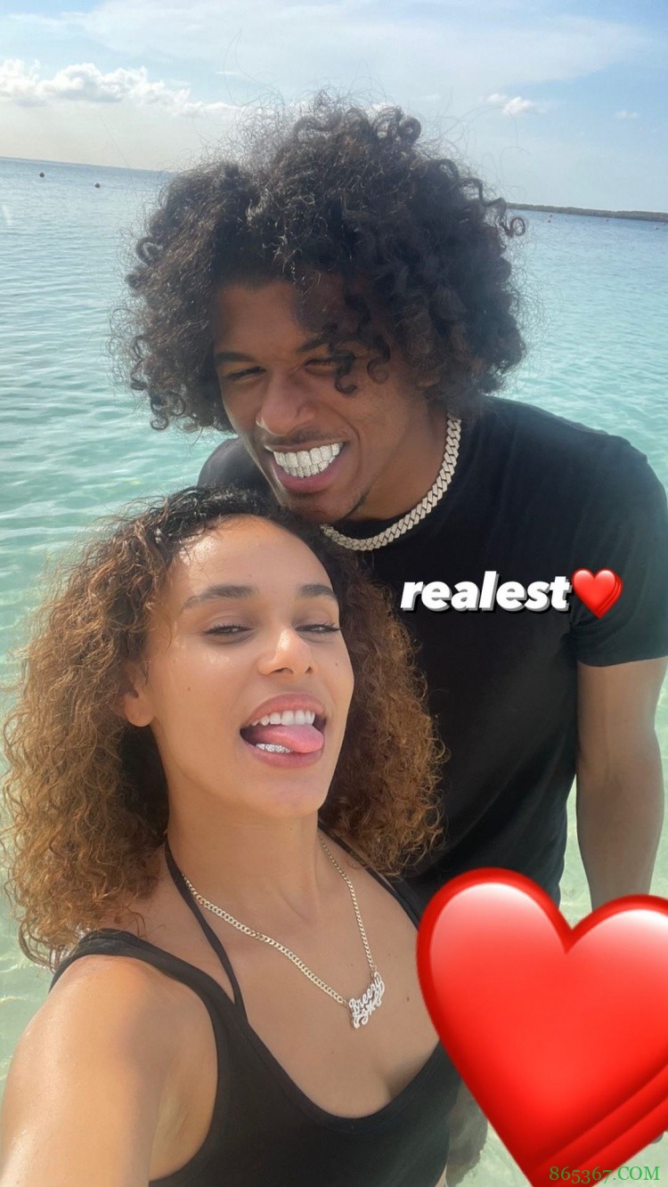 甜蜜暴击!杰伦-格林晒与女友恩爱合照:最真实的我们