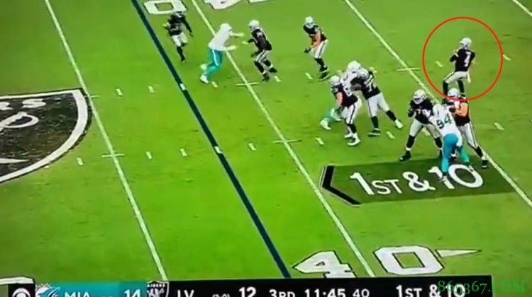 NFL突袭者队比赛中执行“利拉德”深远打击战术