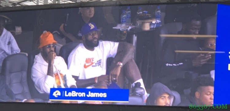 安东尼詹姆斯紧挨着观战 现场大屏只打出了詹姆斯的名字?