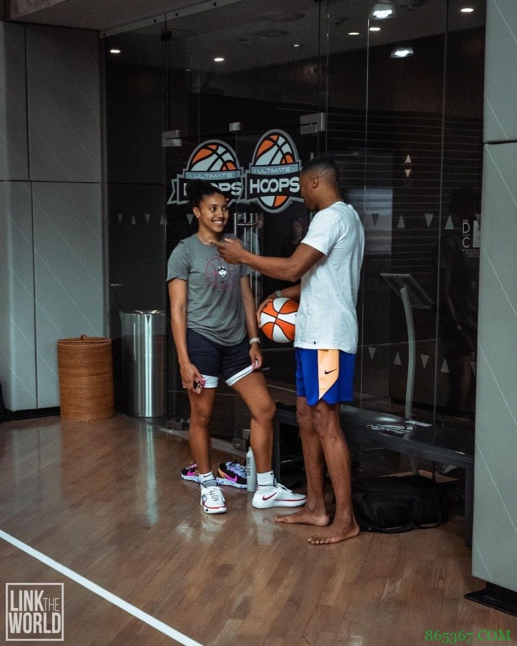 美国新星女球员晒与威少合影:他告诉我必须抢板才能拿到三双?