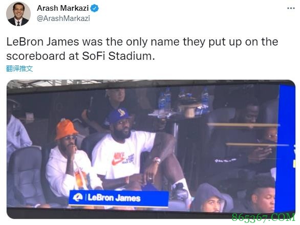 美记：甜瓜詹姆斯紧挨着观战 现场大屏只打出了詹姆斯的名字?