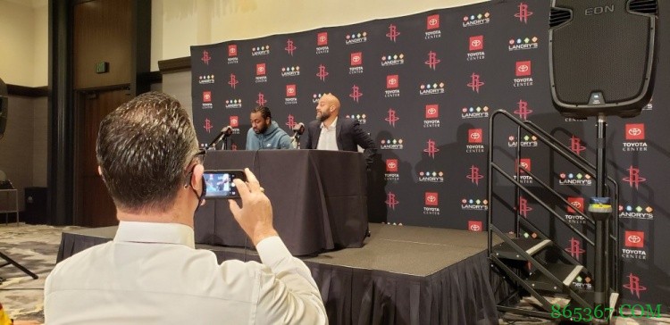 斯通:球队和沃尔目前都对买断事宜不感兴趣