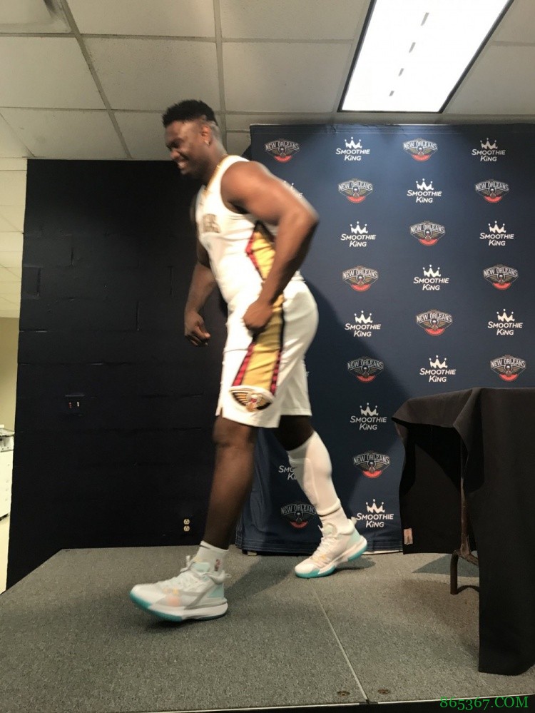 太恐怖了吧！锡安出席媒体日手臂肌肉引人注目