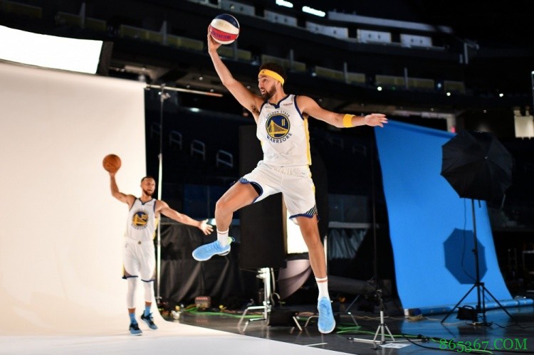 库里克莱媒体日合照搞怪:库里欲扣篮 克莱庶民上篮