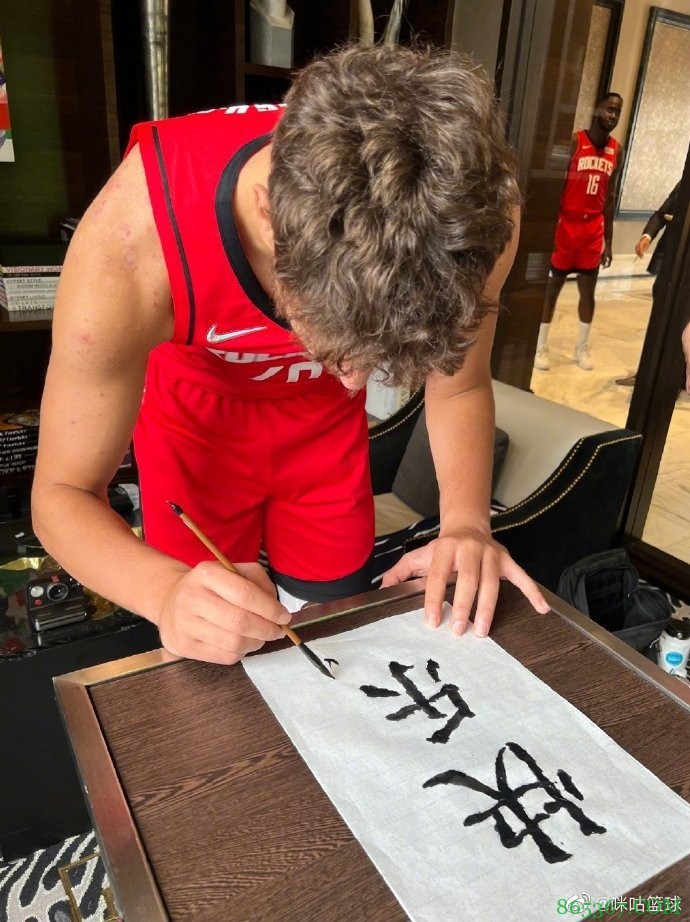 有丶东西啊！火箭媒体日：新秀萨古&戈登秀毛笔字“快乐火箭”