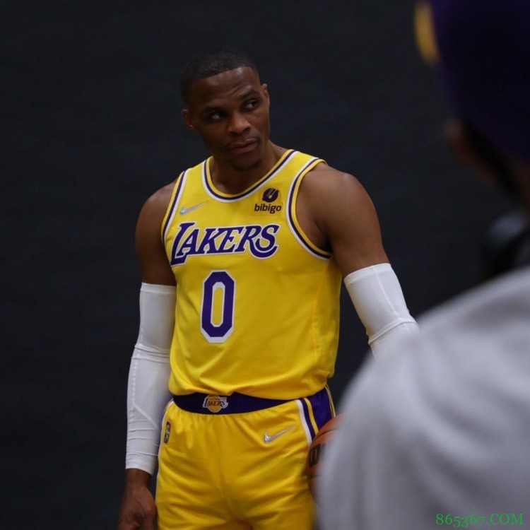威少晒湖人0号球衣照：第14个赛季 为什么不呢？