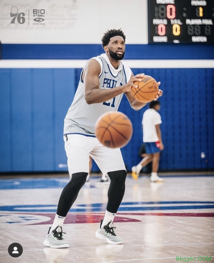 恩比德现身76人训练营 上脚库里最新系列球鞋