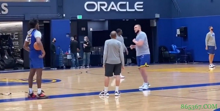 大聪明!勇士两位助教亚当斯和米洛耶维奇训练营特训怀斯曼