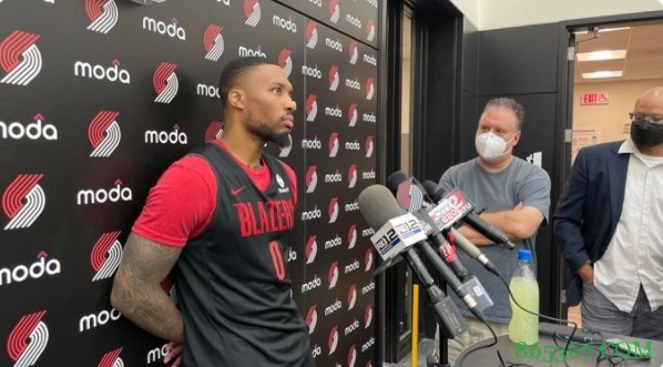 利拉德:比卢普斯站在球员的角度思考问题 这样做更聪明