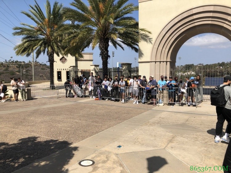 篮网记者：圣地亚哥球迷排队在球馆外等待哈登为他们签名