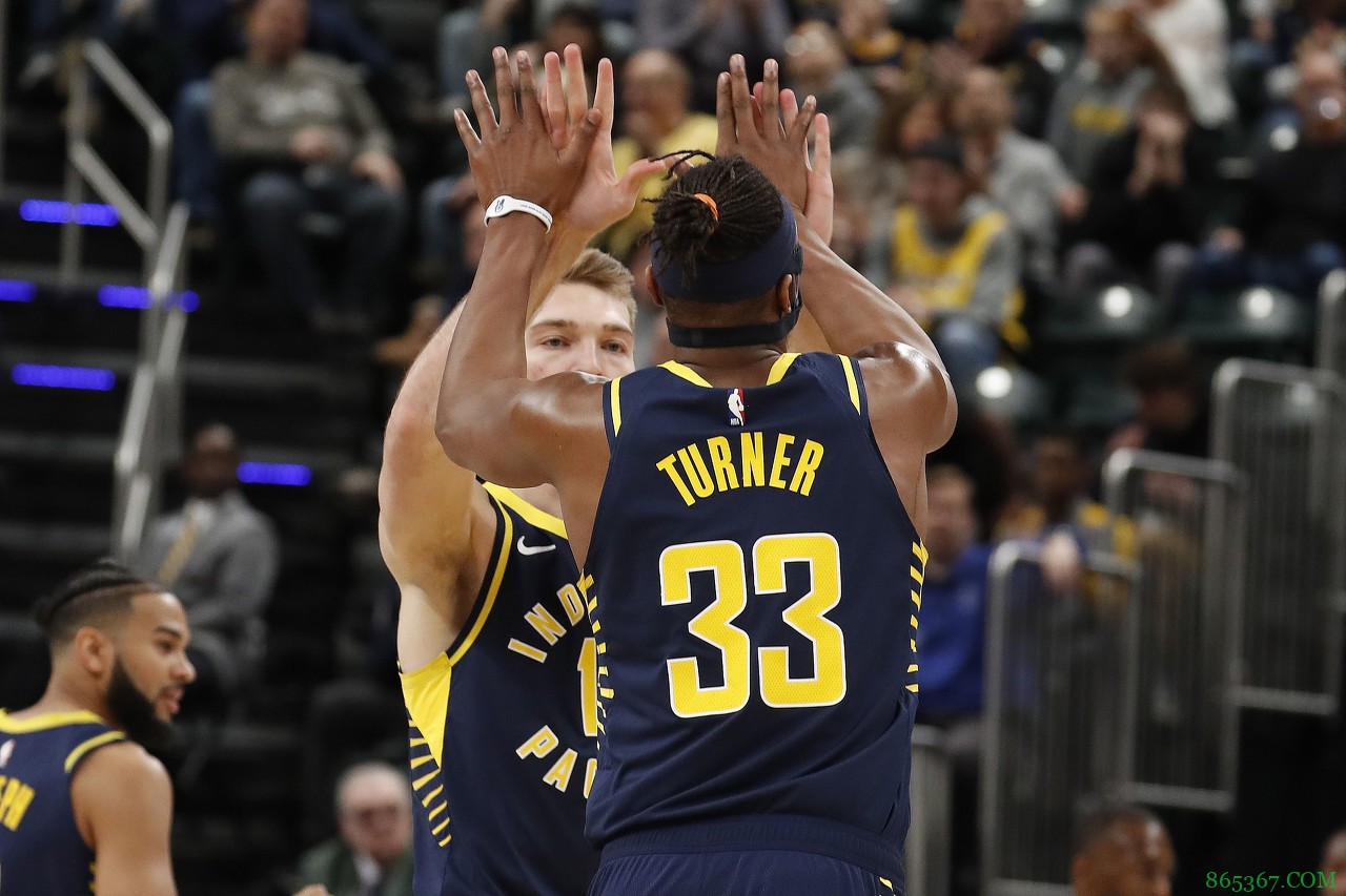 卡莱尔:预计特纳&小萨将搭档首发 但会错开他们的出场时间