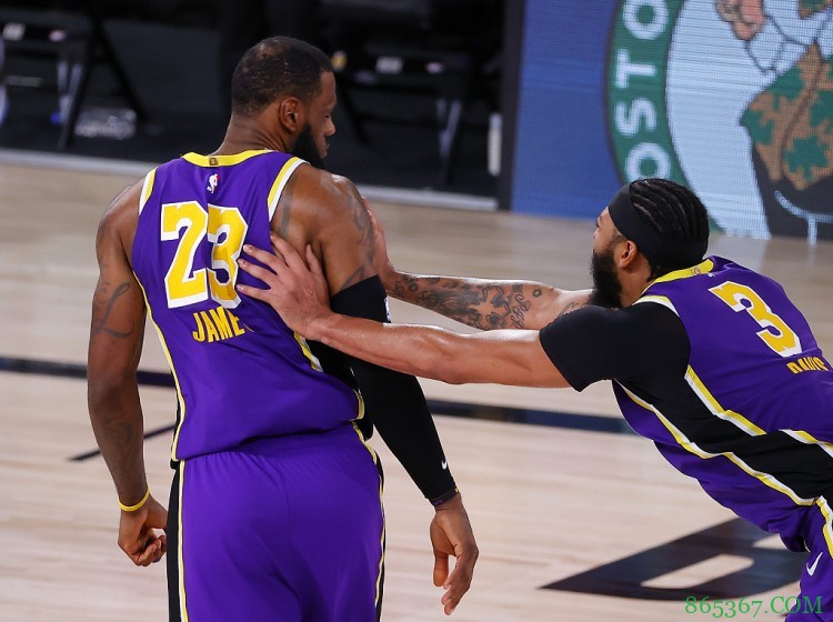 包装工惨败 詹姆斯:有人帮忙找下苦恼的浓眉吗 他一定气坏了