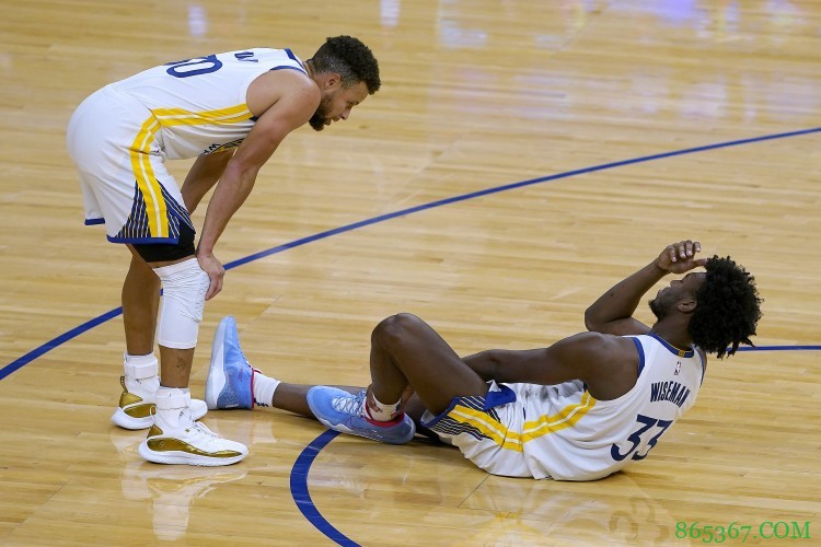 库里谈怀斯曼：去年他没怎么得到机会 希望他今年可以简化打法