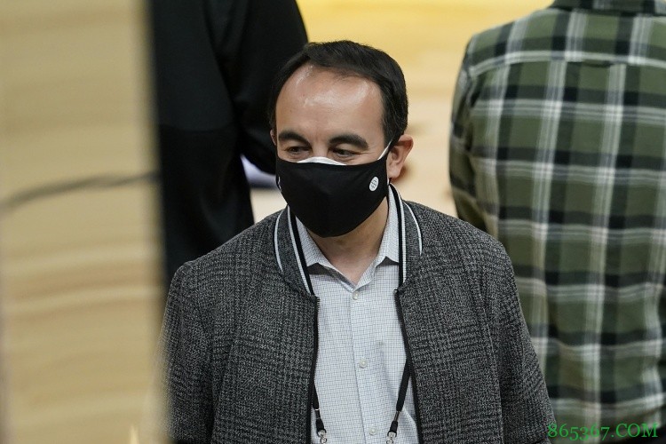 名记：解雇罗萨斯的时机让全队感到意外 他今早还在开会