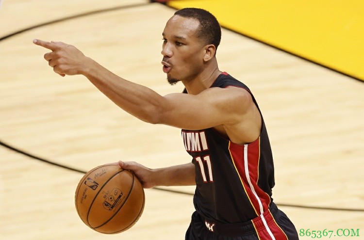 勇士记者：勇士签下自由球员艾弗里-布拉德利的可能性非常小