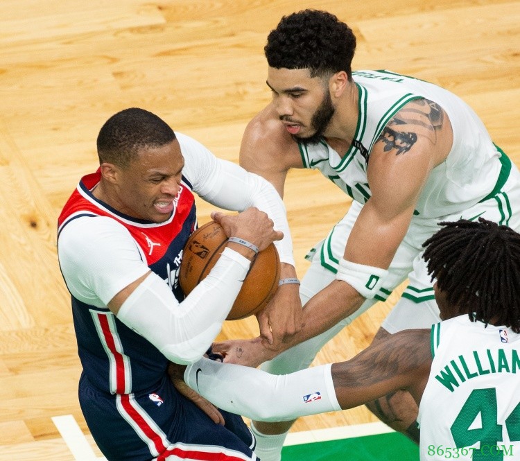 威少已穿上湖人球裤 携手塔图姆现身健身房