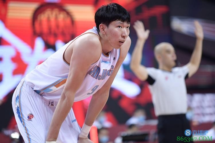 澎湃新闻：周琦退出赛季伤害中国篮球？这种“拔高”没必要