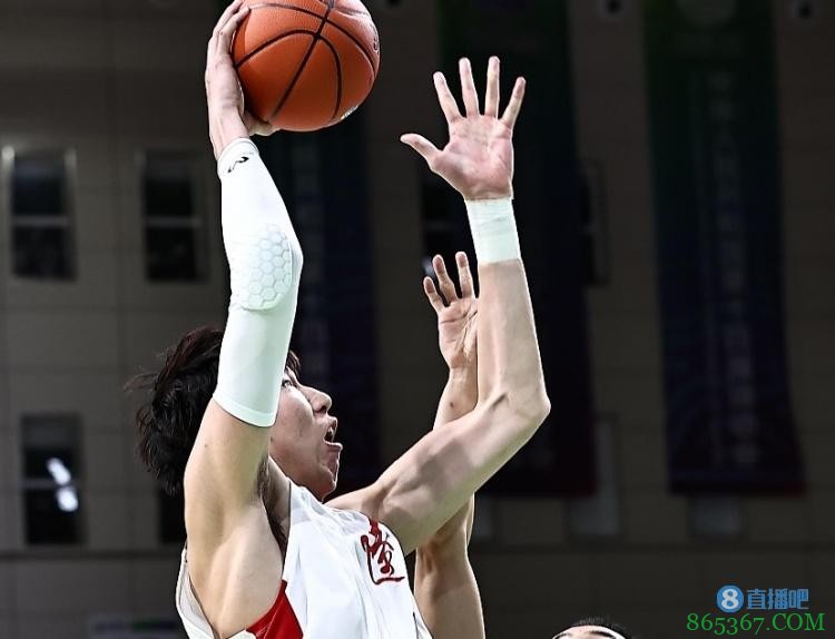周琦出战19分钟 13投6中贡献12分13板3帽